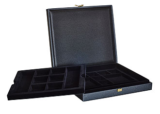 Die liebevoll gefertigte Kassette aus 2,4 mm starkem doppelwandigen Karton ist außen mit einem hochwertigen schwarz-grauen Bezugsstoff kaschiert.